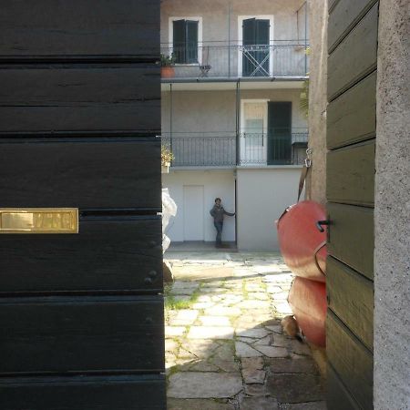 Il Vecchio Cortile Apartment Мандельо дел Ларио Екстериор снимка