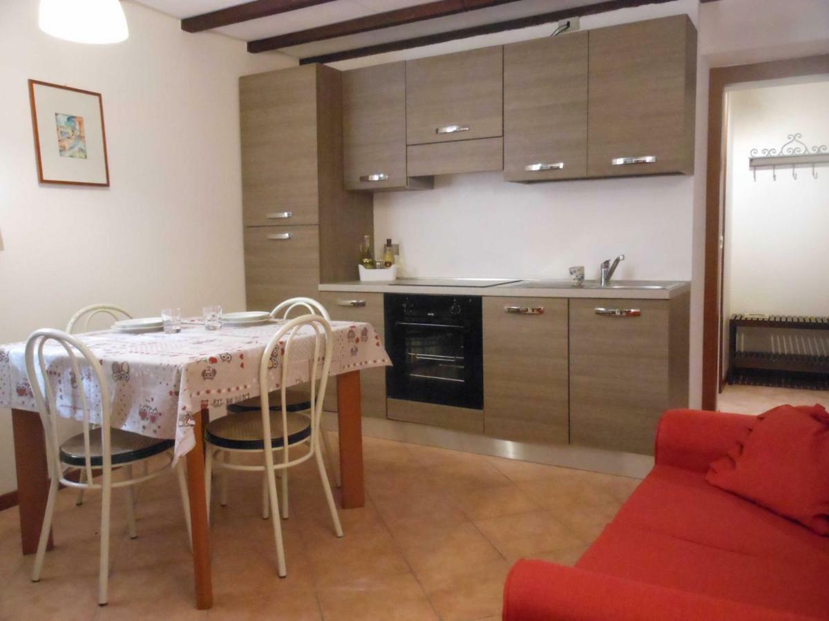 Il Vecchio Cortile Apartment Мандельо дел Ларио Екстериор снимка