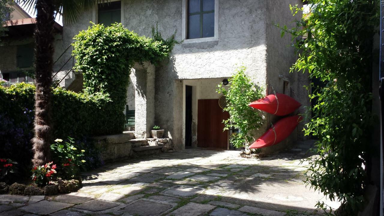 Il Vecchio Cortile Apartment Мандельо дел Ларио Екстериор снимка