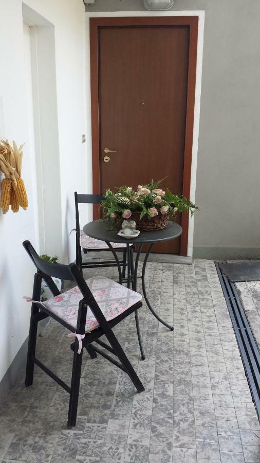 Il Vecchio Cortile Apartment Мандельо дел Ларио Екстериор снимка