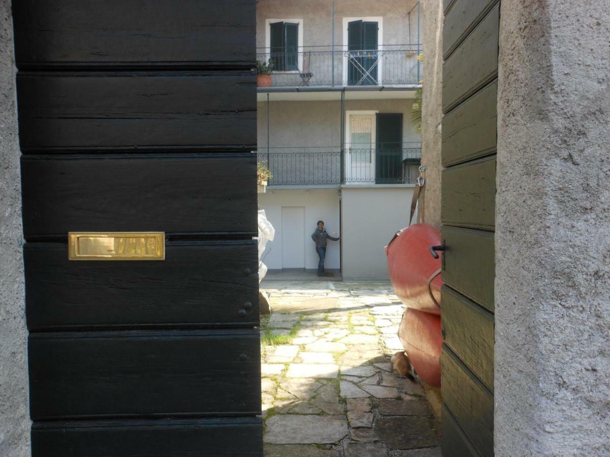 Il Vecchio Cortile Apartment Мандельо дел Ларио Екстериор снимка