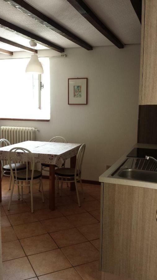 Il Vecchio Cortile Apartment Мандельо дел Ларио Екстериор снимка